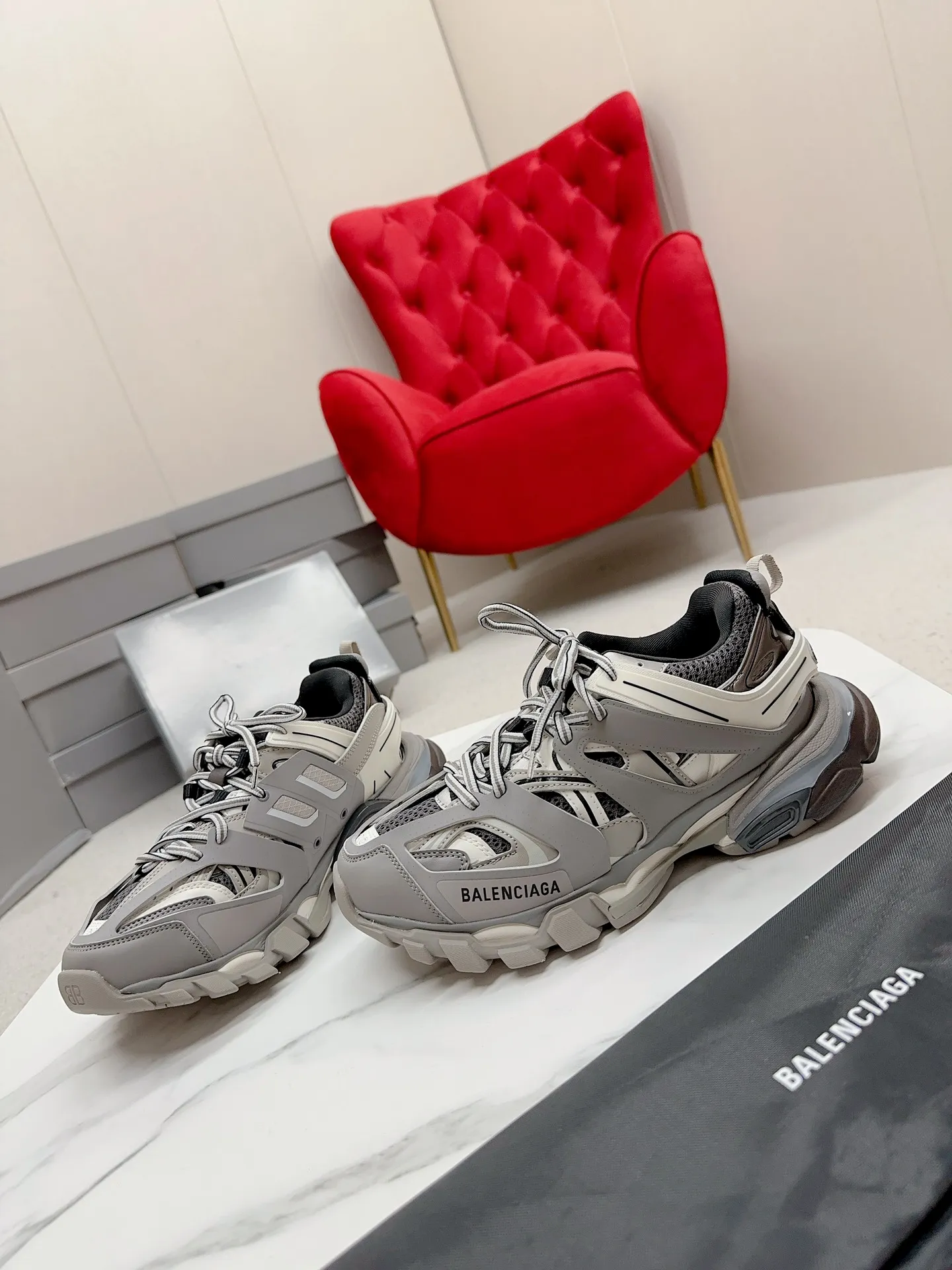 👟👟Ex-factory price 980👟👟 Men's size +10 𝐁𝐚𝐥𝐞𝐧𝐜𝐢𝐚𝐠𝐚|||𝐭𝐫𝐚𝗰𝐤 series 𝟑.𝟎Three generations of sports dad shoes‼ ️ [Top high-end quality from Dongguan Factory] Balenciaga dad shoes ~ super fashionable ~ full and three-dimensional shoes ~ amazing lines ~ very soft and light on the feet ~ super comfortable ~ versatile for commuting ~ can be paired with mid-calf socks, bell bottoms, wide-leg pants, overalls, very high-end ~ very manly and handsome ~ suitable for spring, summer, autumn and winter all year round... ⇢✈ Upper: Exclusive 1:1 original molded custom imported technical fabric mesh + imported cloth + 3M reflective strips [composed of 108 sub-pieces] ⇢✈Inner lining: Breathable mesh ⇢✈Outsole: Exclusive 1:1 original molded PU+TPU+EVA+rubber, a total of 13 sets of grinding tool combinations ⚠️Difference in market currency ~ high-end quality is definitely different ⇢✈𝐒𝐈𝐙𝐄Females: 35, 36, 37, 38, 39, 40 ⇢✈𝐒𝐈𝐙𝐄Men: 39, 40, 41, 42, 43, 44, 45